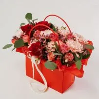 Композиция № 291 сборная в сумочке с розой и кустовой крашеной хризантемой  — фото 5
