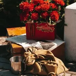 Композиция № 303 в красной сумочке с гвоздикой — фото 1