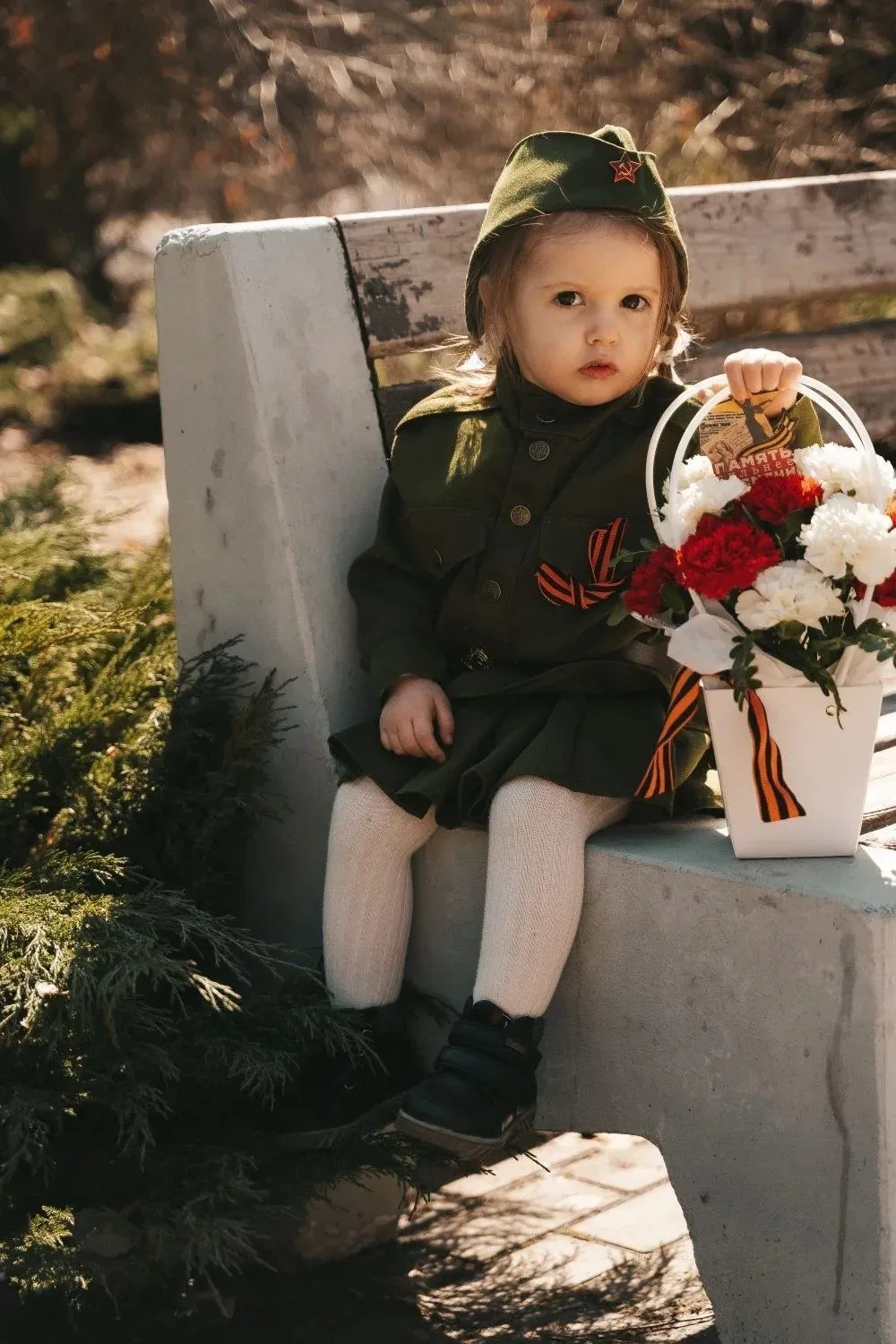 Композиция № 301 в белой сумочке с гвоздикой — фото 1