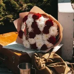 Букет № 567 из хризантем и красных гвоздик — фото 1