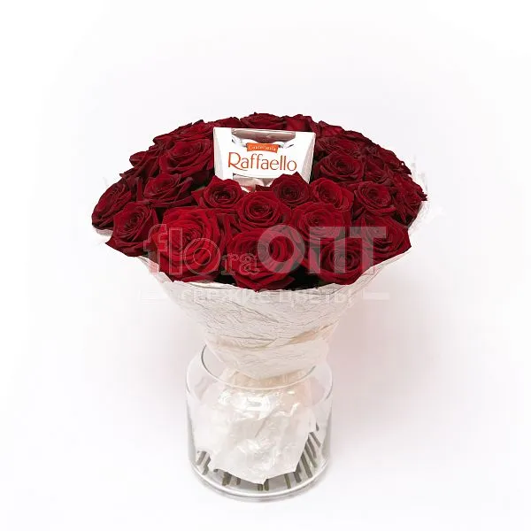 Букет № 444 с красными розами и конфетами Raffaello — фото 1