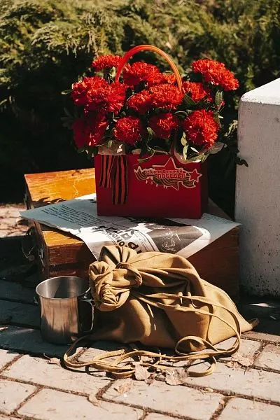 Композиция № 303 в красной сумочке с гвоздикой — фото 1