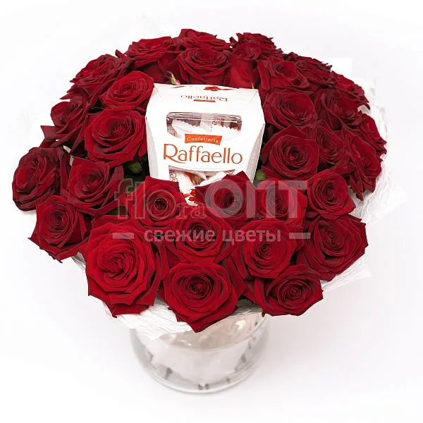 Букет № 444 с красными розами и конфетами Raffaello — фото 2