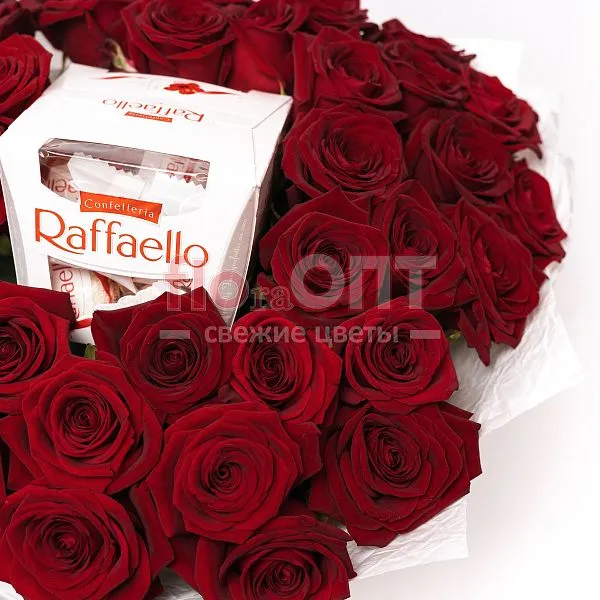 Букет № 444 с красными розами и конфетами Raffaello — фото 3