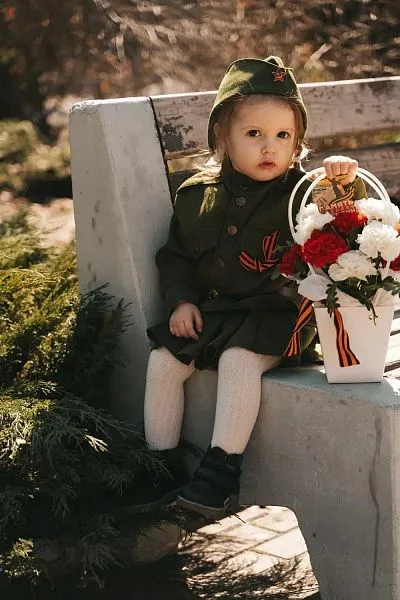 Композиция № 301 в белой сумочке с гвоздикой — фото 1