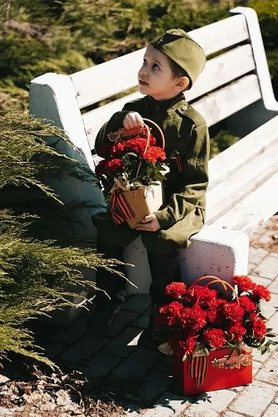 Композиция № 303 в красной сумочке с гвоздикой — фото 3