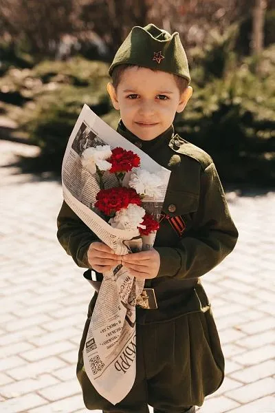 Букет № 568 красно-белый из 7 гвоздик — фото 4