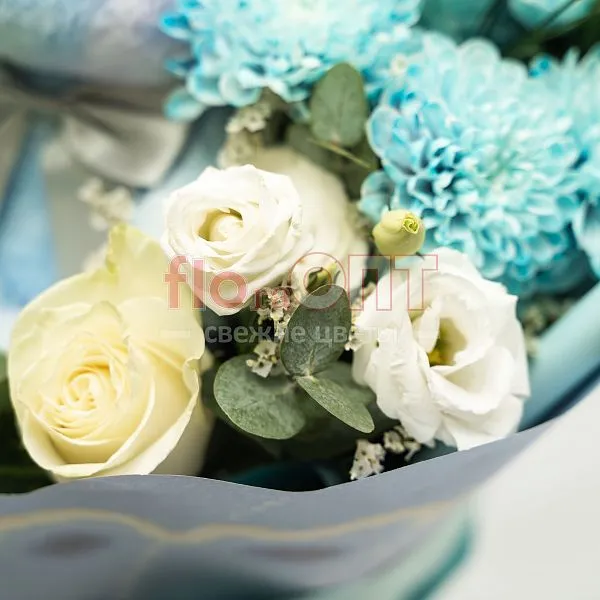 Букет № 542 с крашеной хризантемой и игрушкой — фото 4