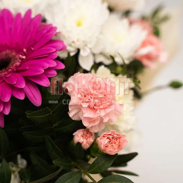 Коробка № 240 с розовыми герберами и кустовой гвоздикой  — фото 5