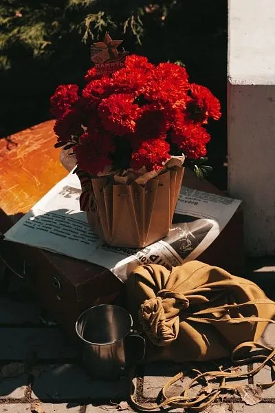 Композиция № 300 в аквабоксе с гвоздикой — фото 1