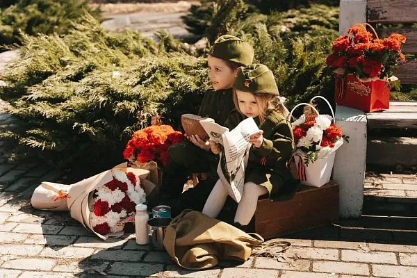 Композиция № 301 в белой сумочке с гвоздикой — фото 4