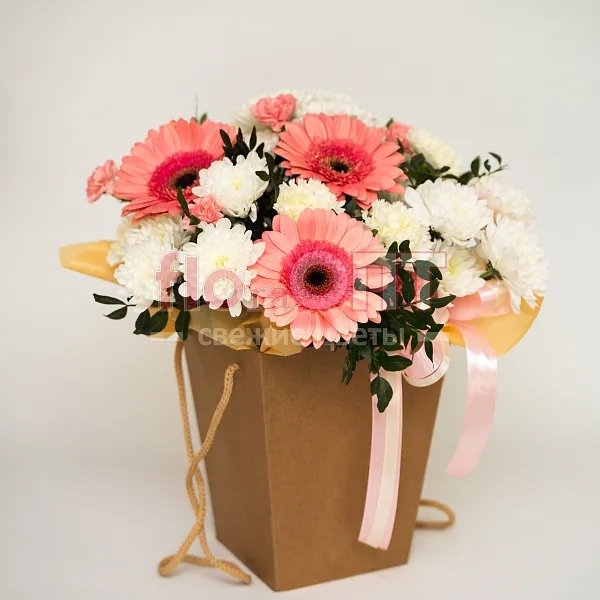 Коробка № 238 с герберами и хризантемой  — фото 1