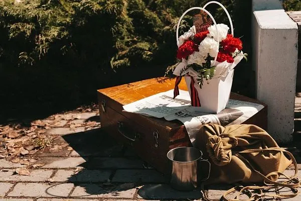 Композиция № 301 в белой сумочке с гвоздикой — фото 3