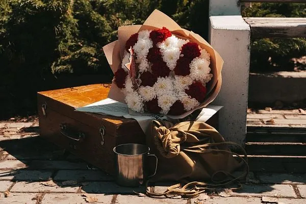 Букет № 567 из хризантем и красных гвоздик — фото 3