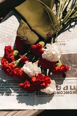 День Победы №15 из семи белых и красных гвоздик — фото 8