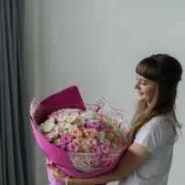 Букет Гигант №4 из белых и розовых крашенных кустовых хризантем  — фото 17