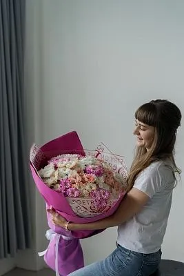 Букет Гигант №4 из белых и розовых крашенных кустовых хризантем  — фото 8