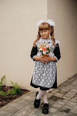 Стаканчик Школьный №9 из белых ромашек и оранжевой розы — фото 10
