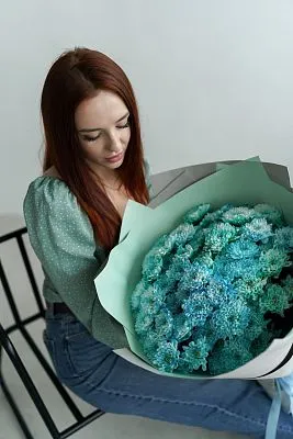 Букет Гигант №3 из голубой крашенной кустовой хризантемы  — фото 4