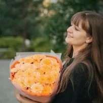 Букет Зефирка №13 из оранжевых крашеных хризантем — фото 51