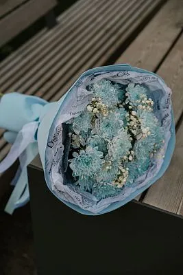 Букет Зефирка №12 из голубых крашеных хризантем — фото 8