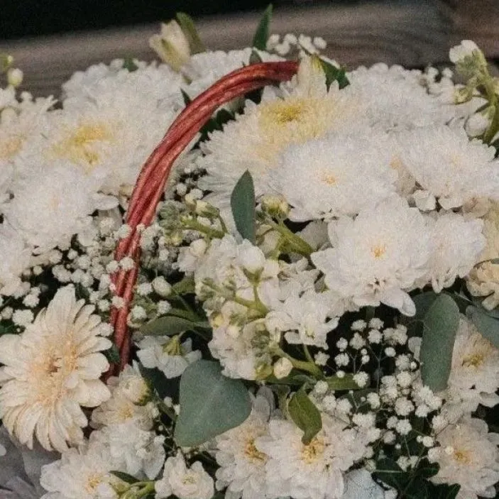 Корзина Сборная №4 из белых хризантем и альстромерии — фото 6
