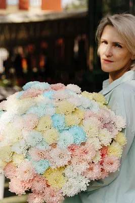 Букет Зефирка №20 из розовых, желтых и голубых крашеных хризантем — фото 8