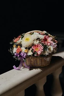 Корзина Сборная №3 с одиночными хризантемами и герберами — фото 7