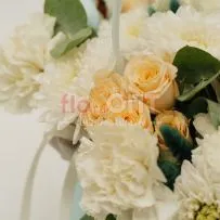 Композиция Сборная № 250 в сумочке с кустовыми розами — фото 75